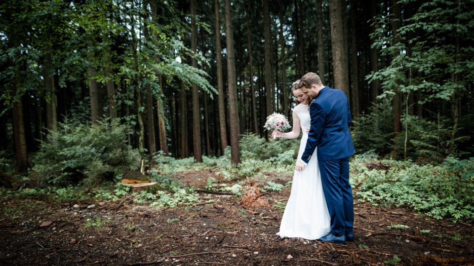 Hochzeit im September mit Brautpaar im Wald