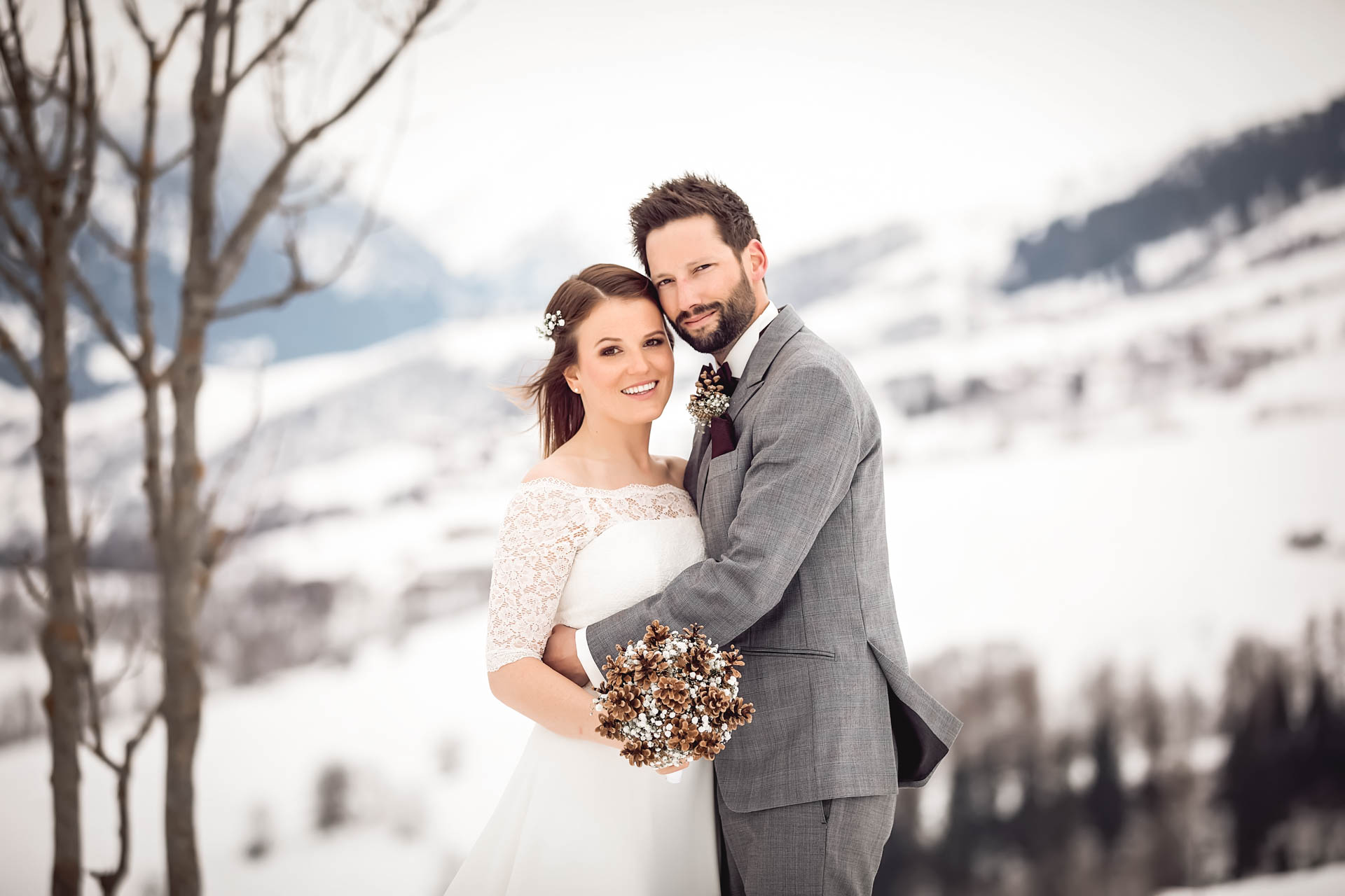 Winterhochzeit in den Bergen - glückliches Brautpaar
