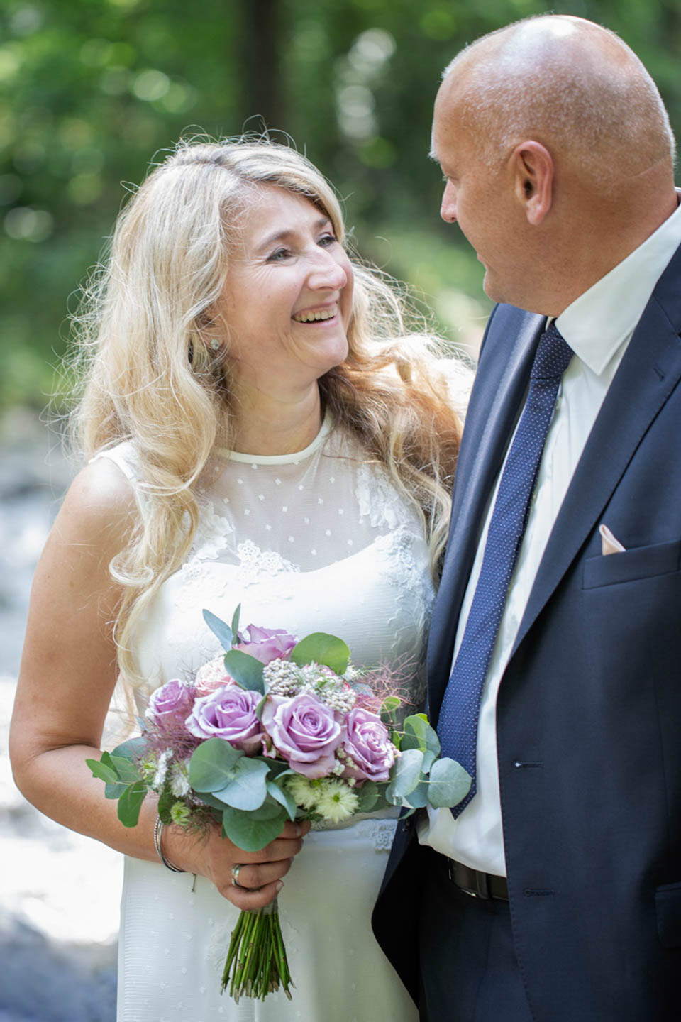 Brautpaar bei Hochzeit über 50