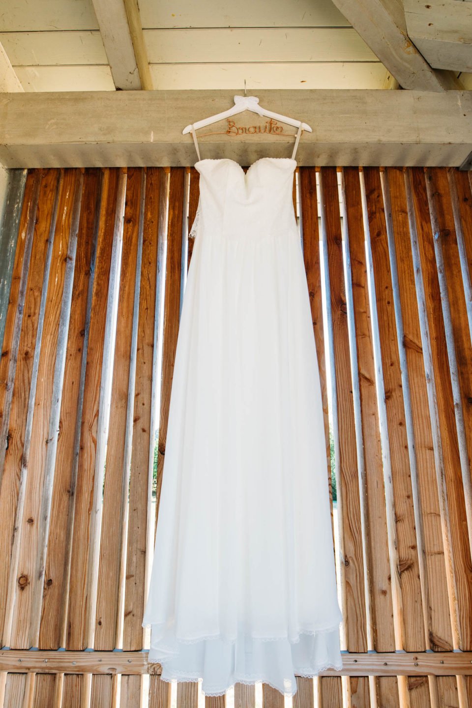 Brautkleid im Vintage Stil hängt bereit für die Sommerbraut