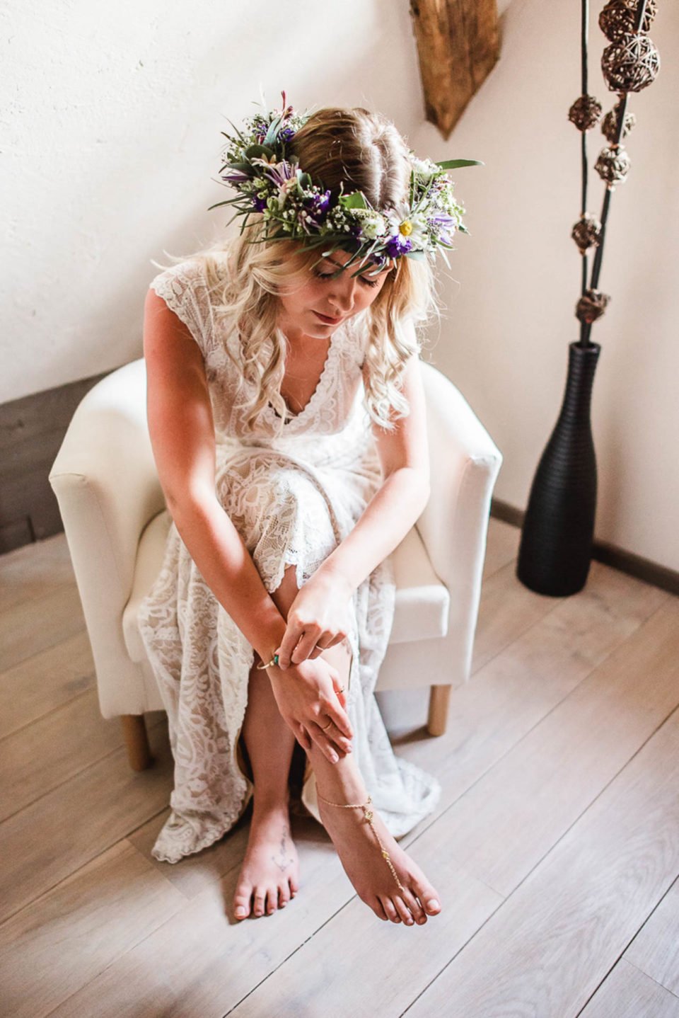 Boho Braut mit floralem Haarkranz