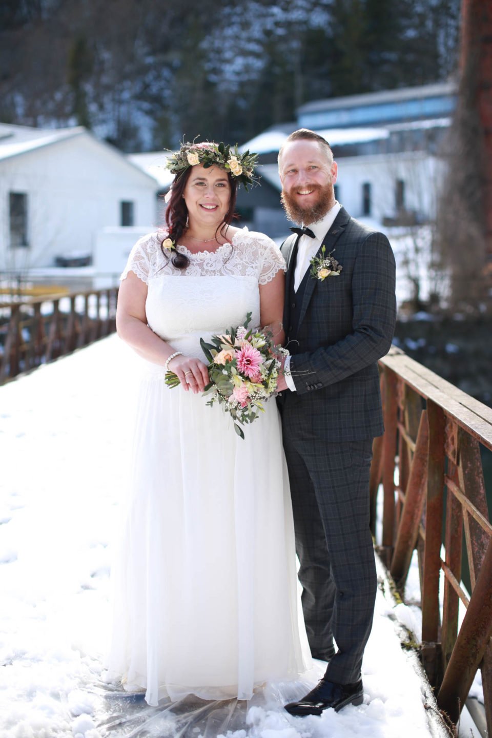 Brautpaar mit Curvy Brautkleid aus Spitze und bärtigem Bräutigam