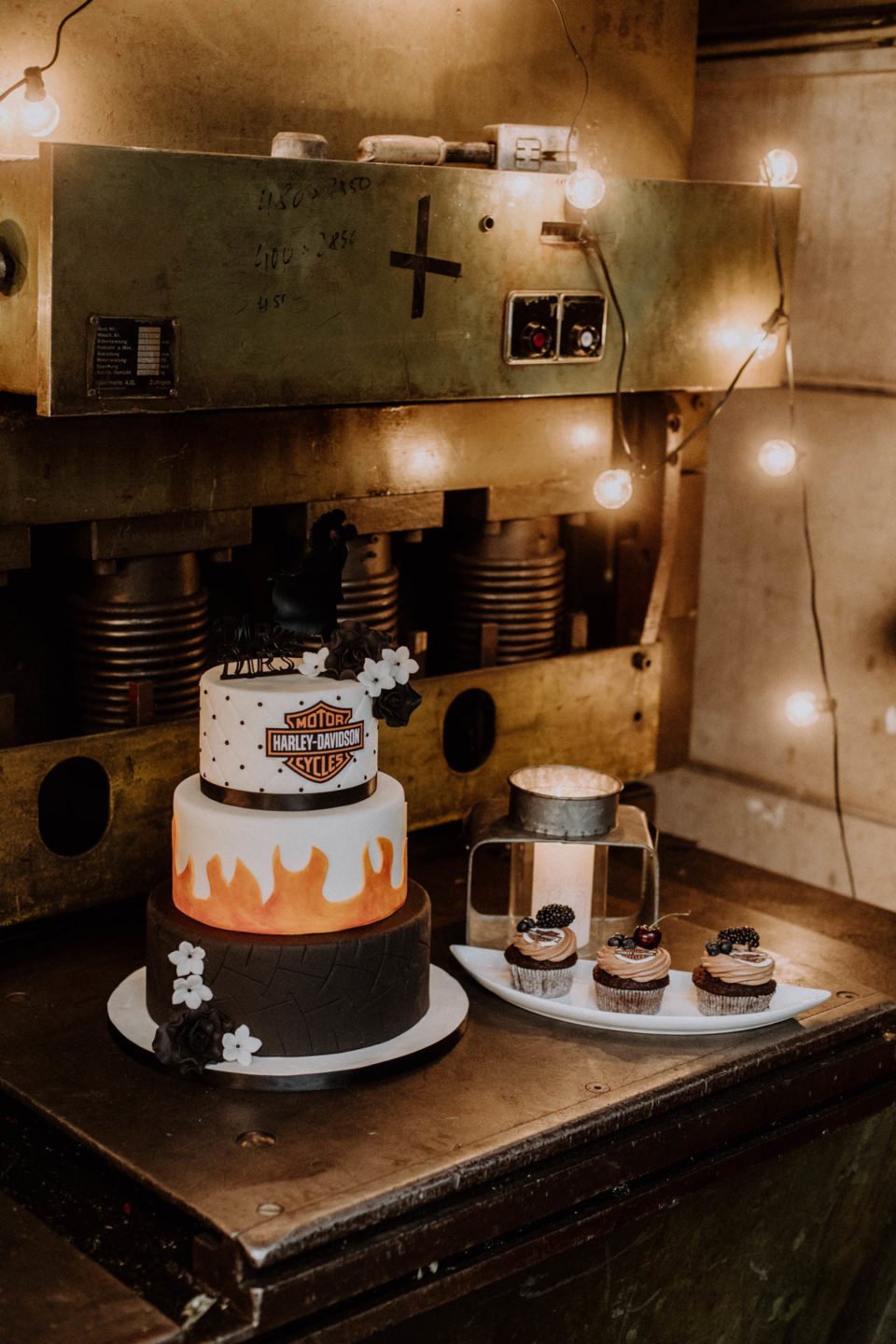 Harley Hochzeitstorte neben Cup Cakes