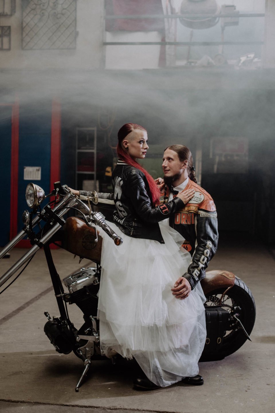 Rocker Brautpaar auf dem Motorrad bei der Biker Hochzeit