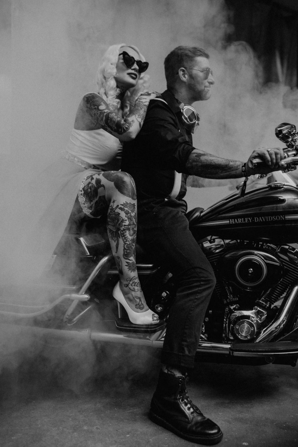 Tätowiertes Biker Brautpaar, Bräutigam gibt Gas auf der Harley