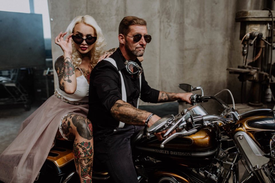 Biker Brautpaar auf der Harley