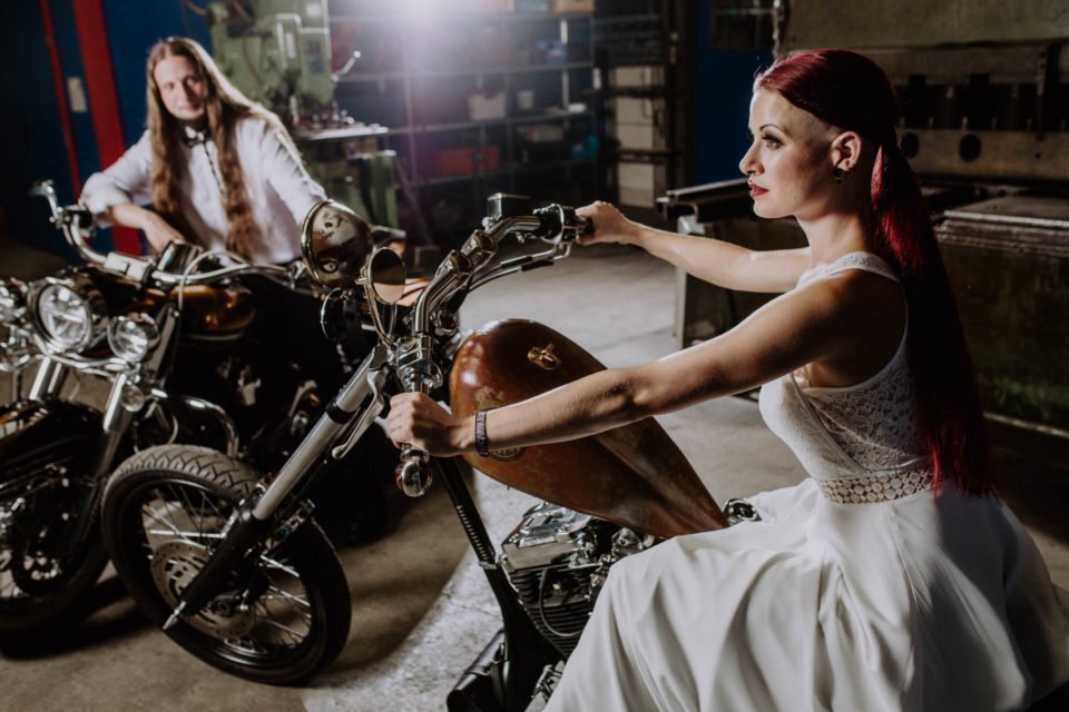 Biker Hochzeit - Brautpaar sitzt auf Harleys