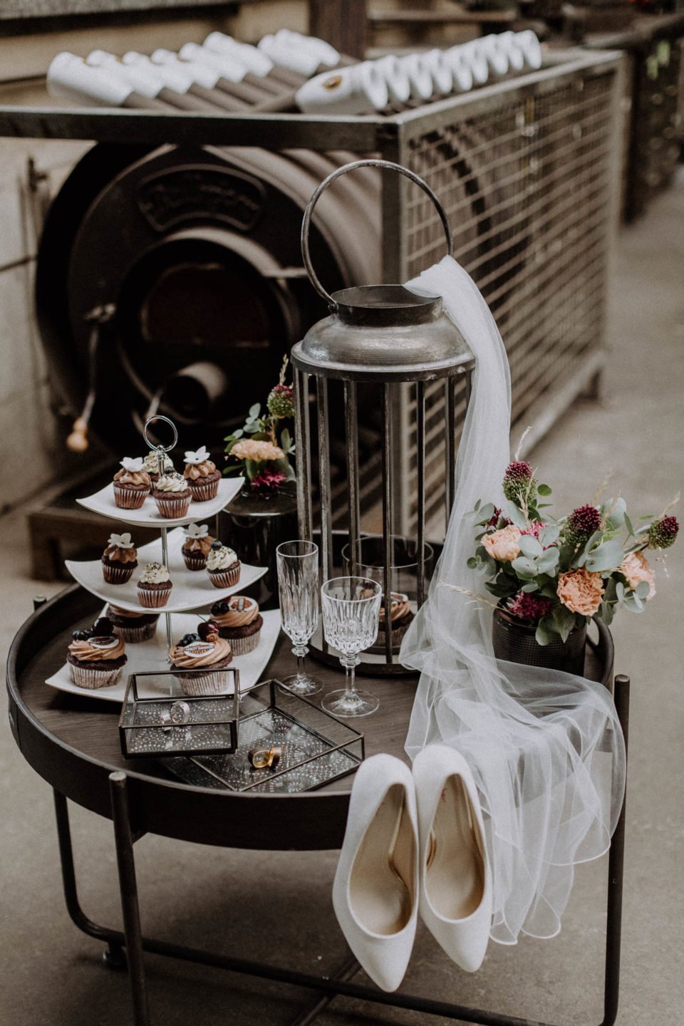 Beistelltisch mit Cup Cakes, Ringen, Brautstrauß und Schleier