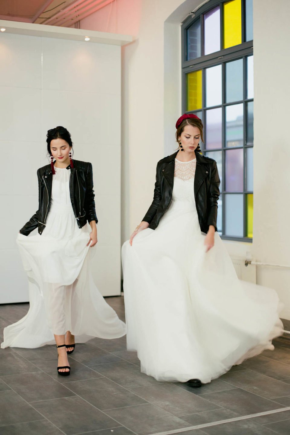 Brautkleider minimalistisch und clean mit Lederjacke