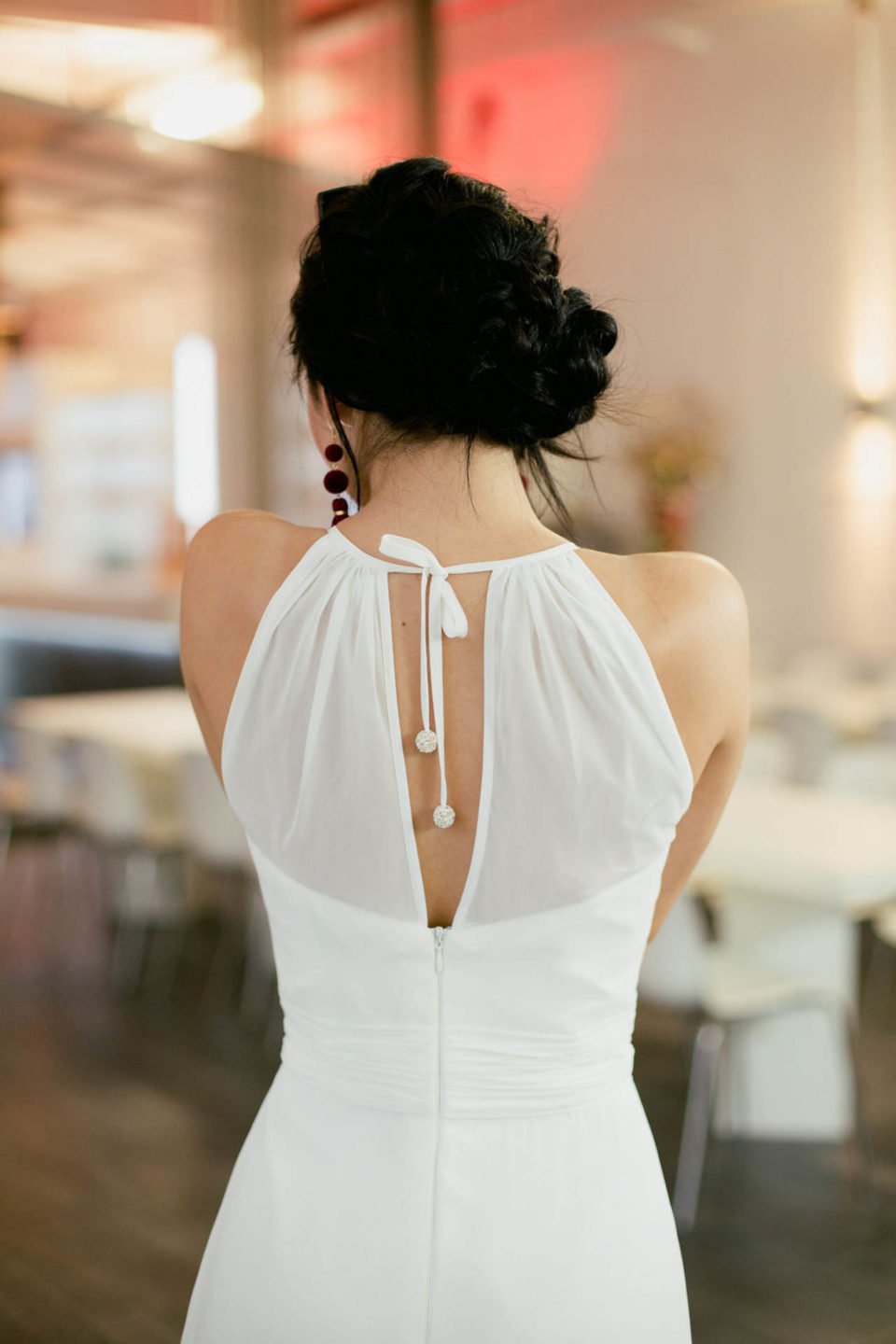 schlichtes Brautkleid mit Rückenschlitz