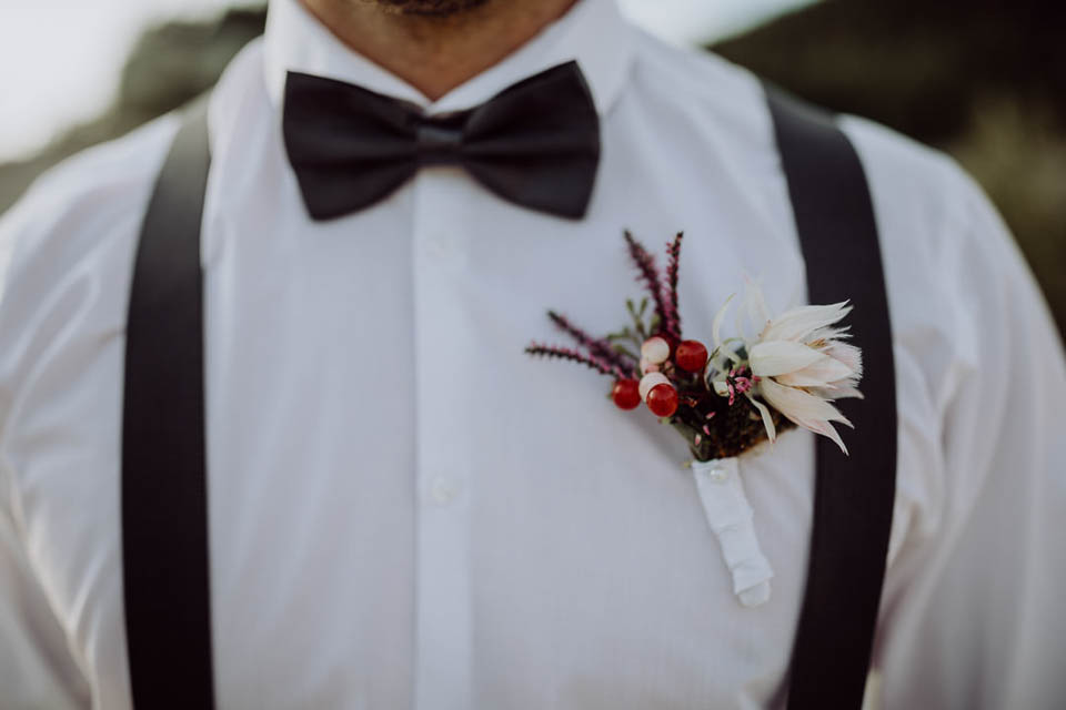 Einsteckblumen auf dem Hemd des Bräutigams