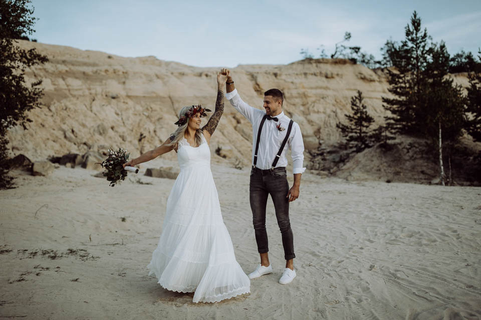 Elopement Hochzeit - Brautpaar tanzt im Sand