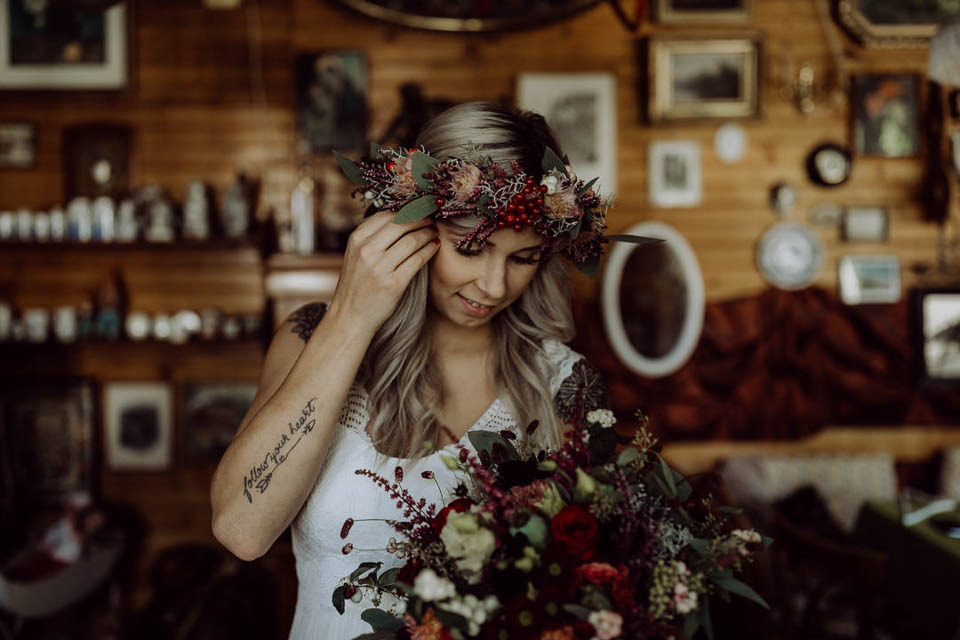 Boho Braut mit Blumenhaarkranz und Brautstrauß