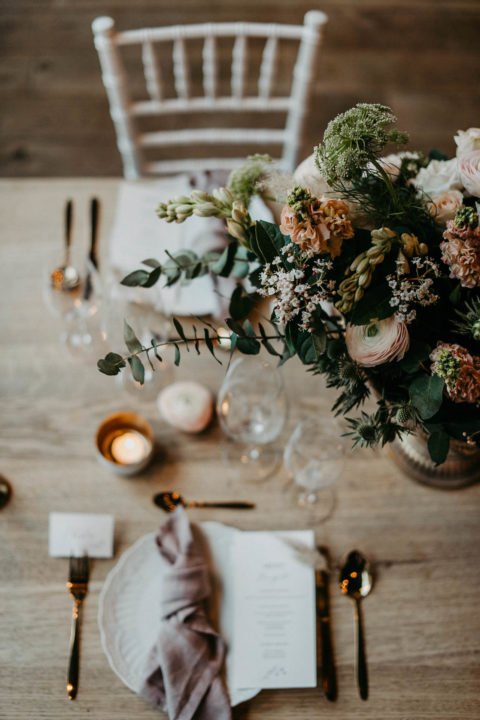 Tisch bei moderner Hochzeitsinspiration von oben fotografiert