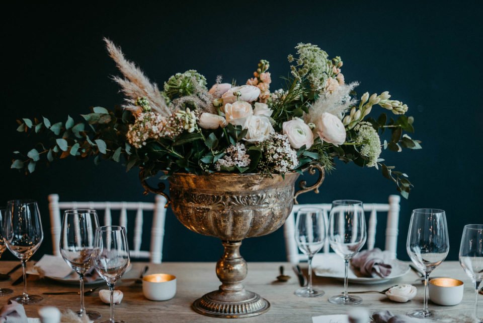 modern heiraten - Tischdeko mit großem Blumenstrauss in goldenem Gefäß 