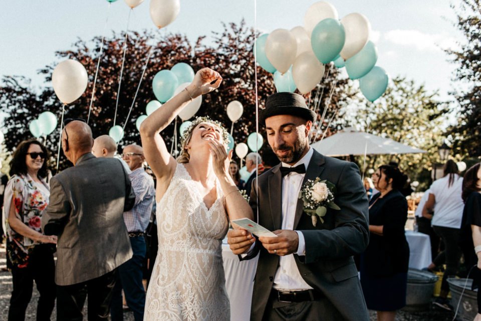 September Hochzeit, Brautpaar lässt Luftballons mit Wünschen steigen
