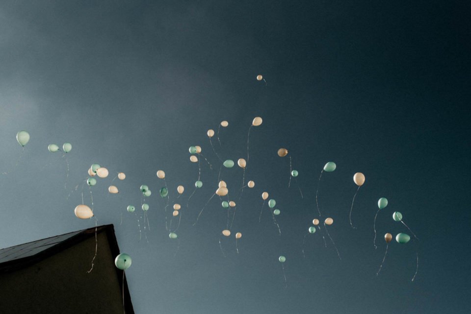 Luftballons am Himmel von Hochzeitsgesellschaft