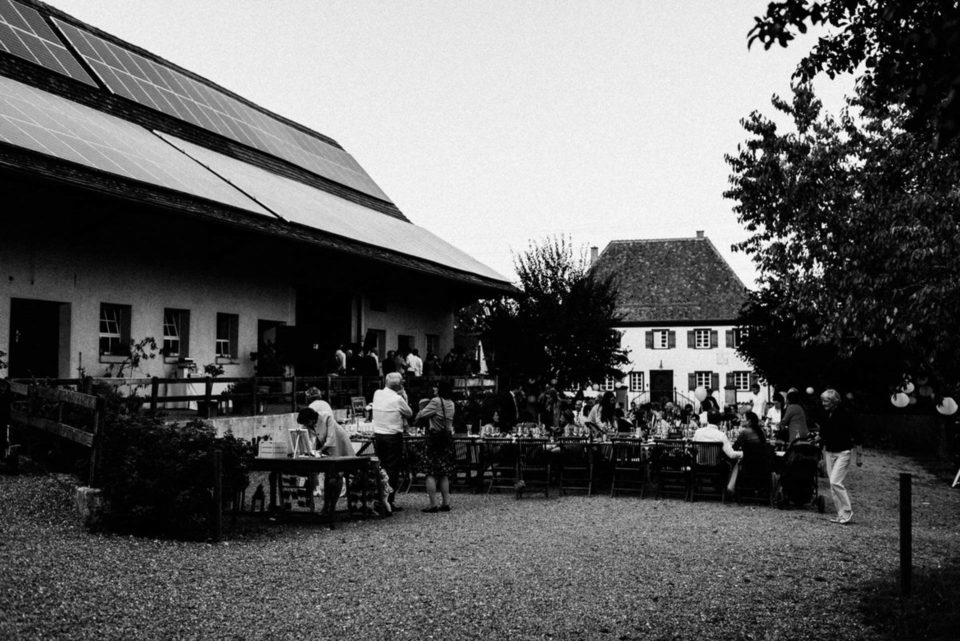 Hochzeitsgesellschaft schwarz/weiß auf Hofgut Dornsberg