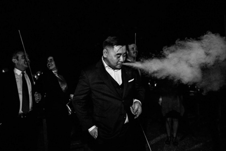 Hochzeitsgast raucht