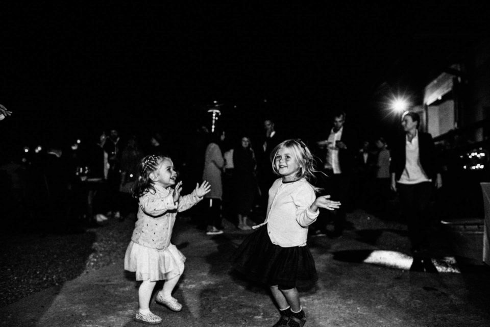 Kinder tanzen bei September Hochzeit nachts im Freien