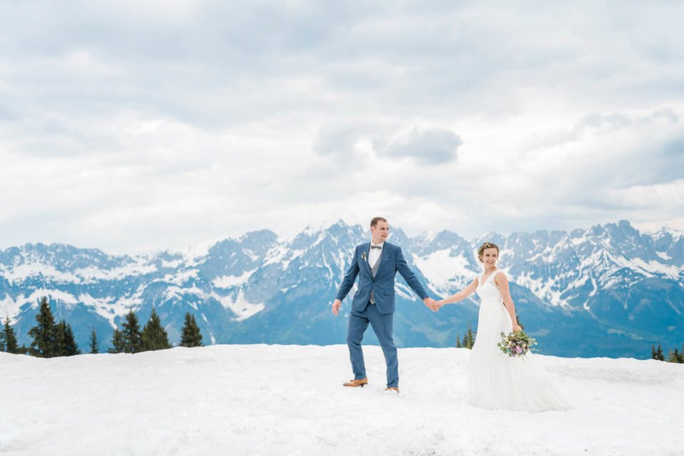 Brautpaar im Schnee bei Hochzeit im Mai