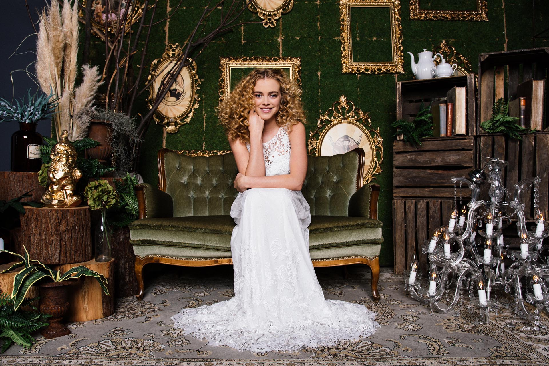 Boho Brautkleid mit grober Spitze Nya im Vintage Ambiente