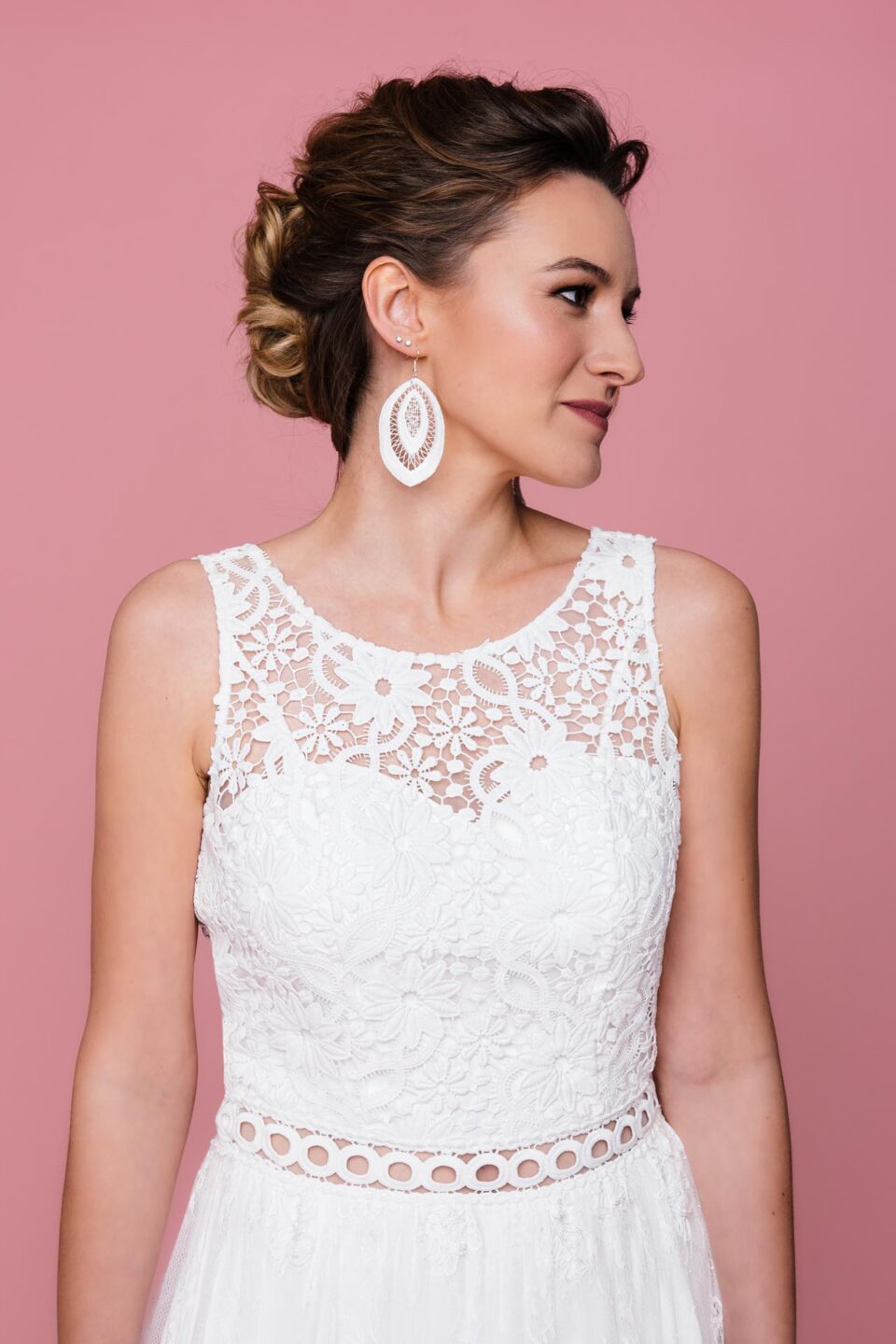 Brautkleid Nya mit grober Spitze und Lochspitzen-Taillenband im Detail