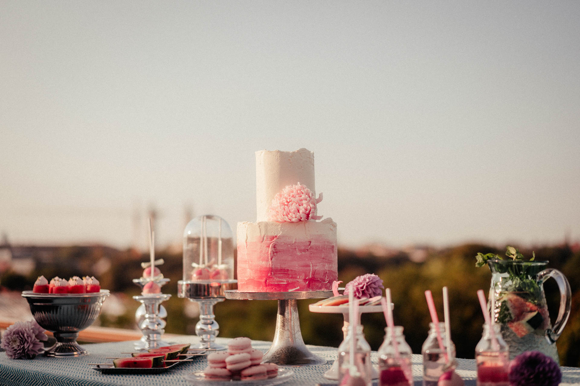 Zweitsöckige Hochzeitstorte, weiß-pink