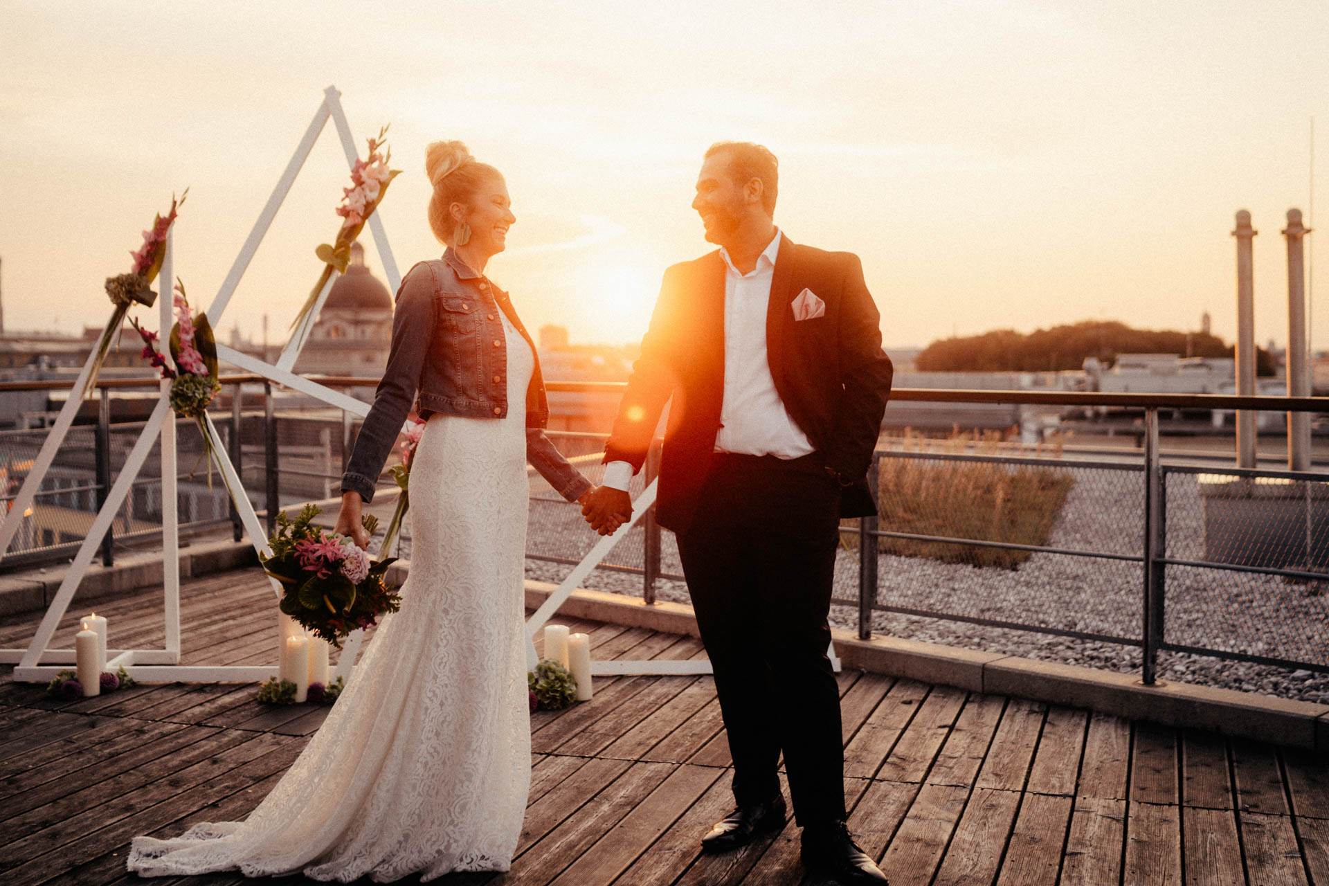 Braut mit Jeansjacke nach freier Trauung in München auf der Dachterrasse im Surfers Paradies