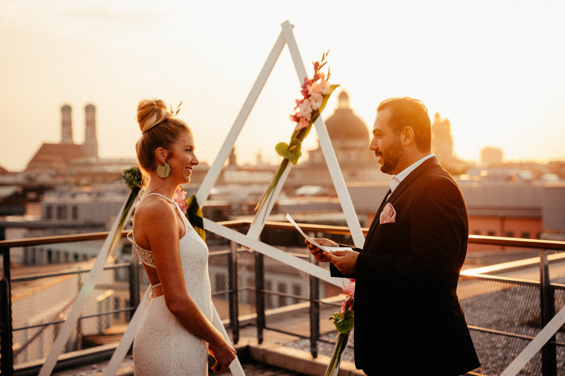 Bräutigam spricht bewegende Worte an Braut bei freier Trauung in München auf der Dachterrasse 
