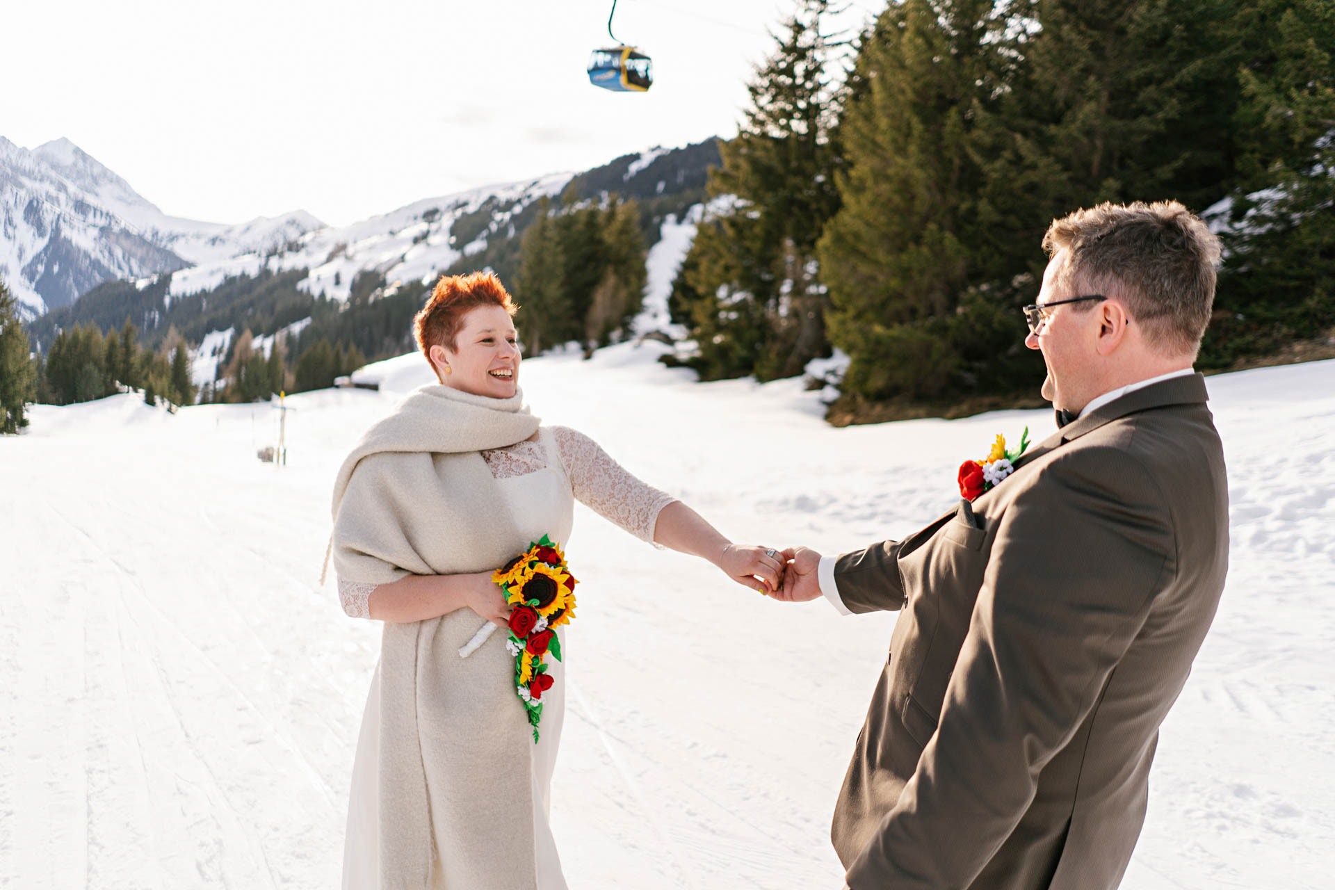 Winterhochzeit im Zillertal, Brautpaar glücklich im Schnee