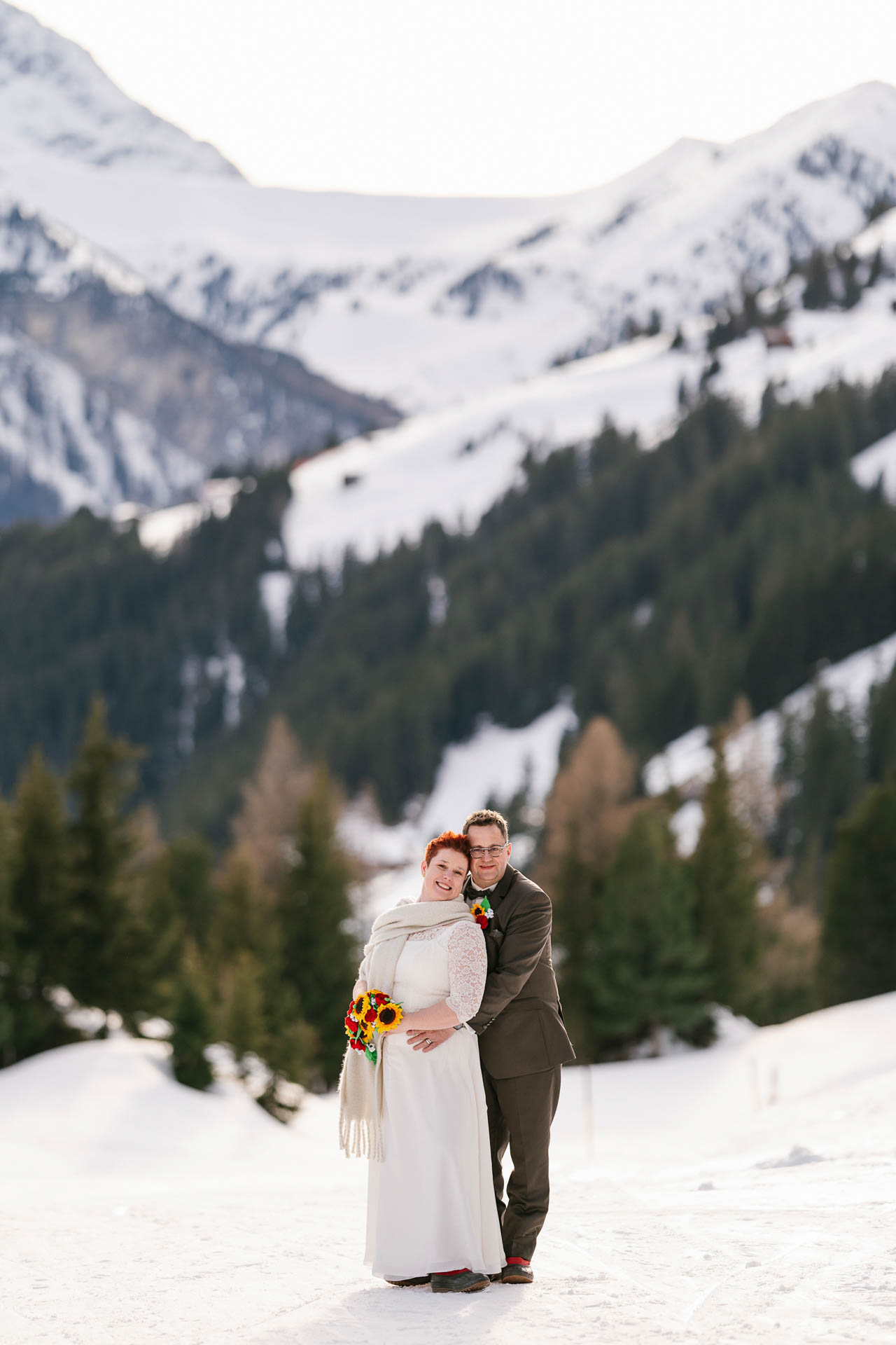 Winterhochzeit im Zillertal, Brautpaar glücklich im verschneiten Bergpanorama