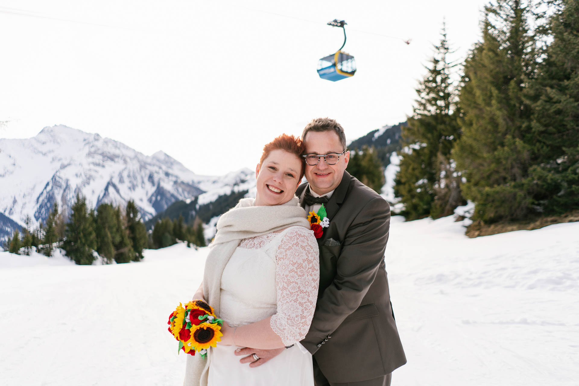 Brautpaar glücklich im Schnee im Zillertal 
