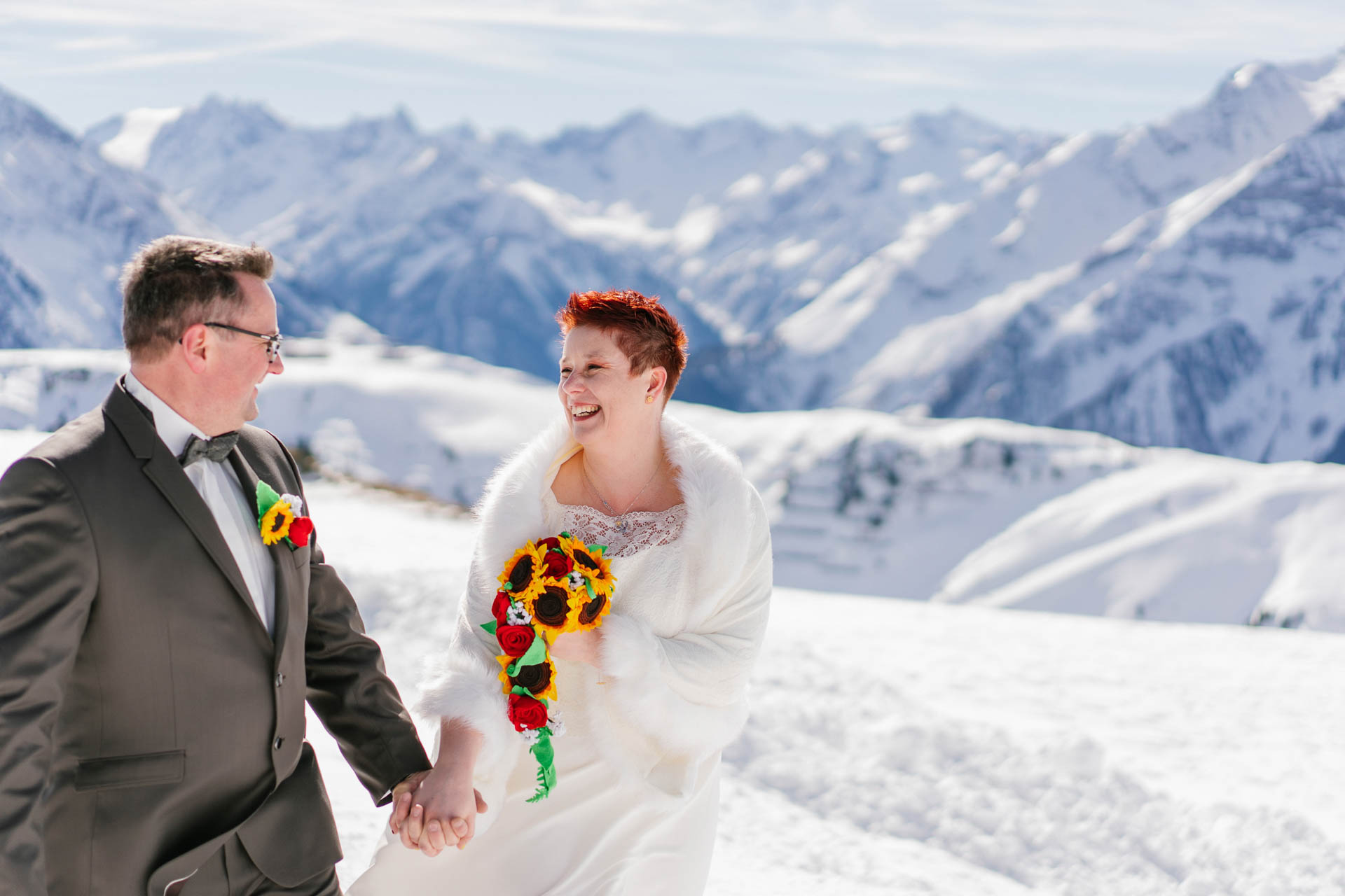 glückliches Brautpaar bei Winterhochzeit im Zillertal