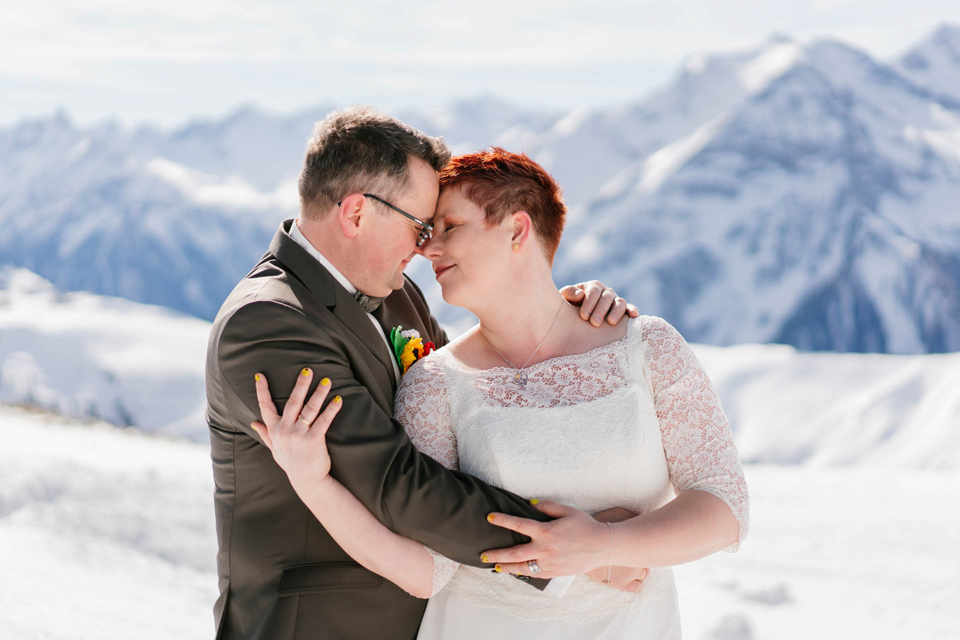 Brautpaar glücklich verträumt Kopf an Kopf im Schneepanorama im Zillertal