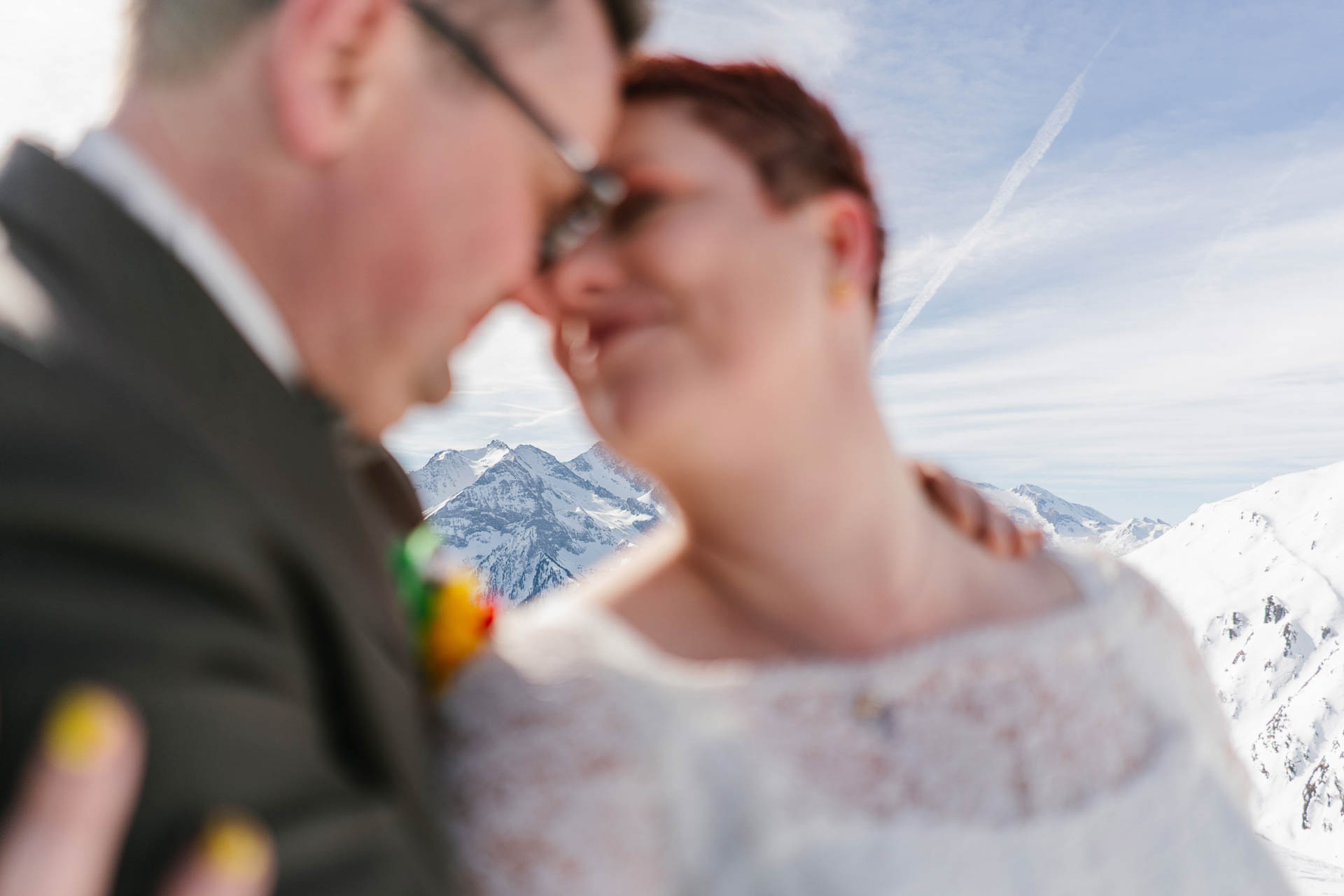 Brautpaar glücklich verträumt Kopf an Kopf im Schneepanorama 