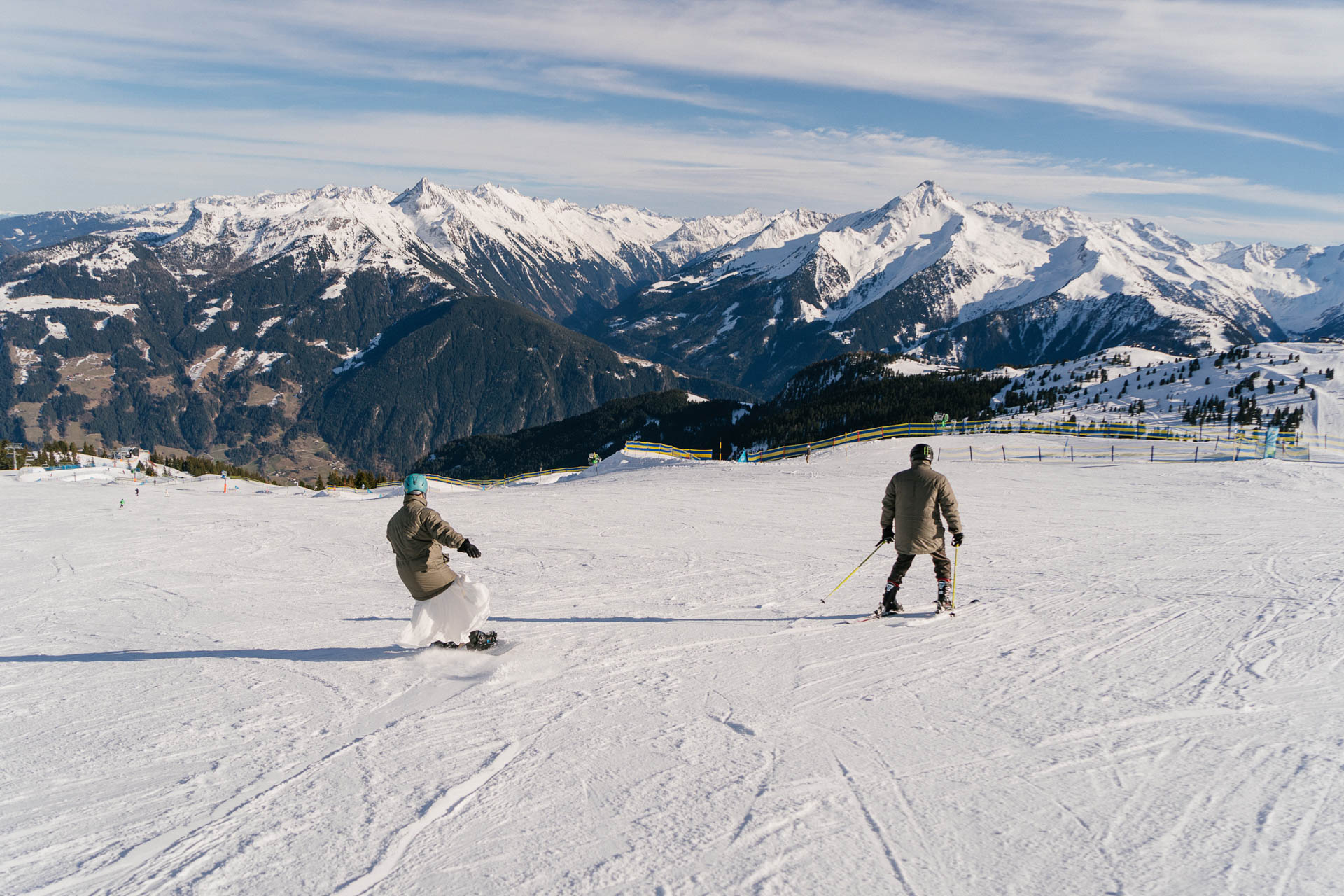 Braut auf dem Snowboard, Bräutigam auf Skiern im Zillertal
