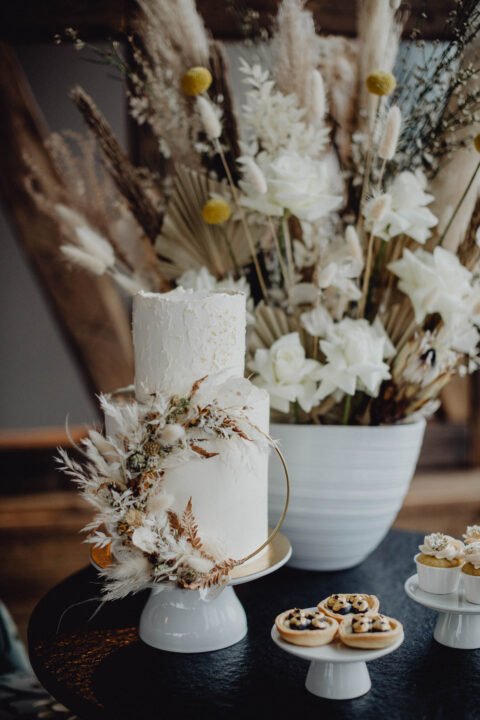 Natürliche Hochzeit mit Trockenblumen und Hochzeitstorte