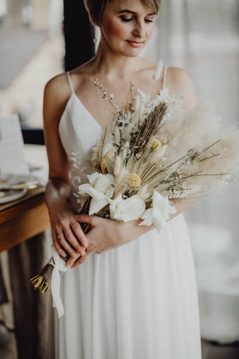 Kurzhaar-Braut mit Trockenblumen