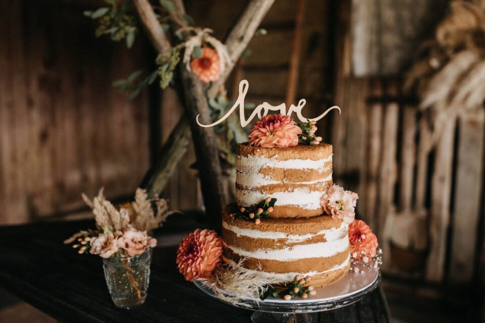 Naked Cake Hochzeitstorte mit Holztopper "love"