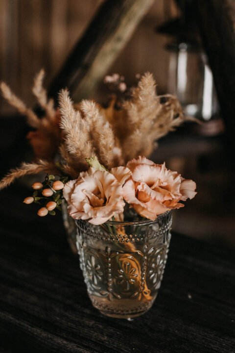 Blumen im Glas als Hochzeitsdeko