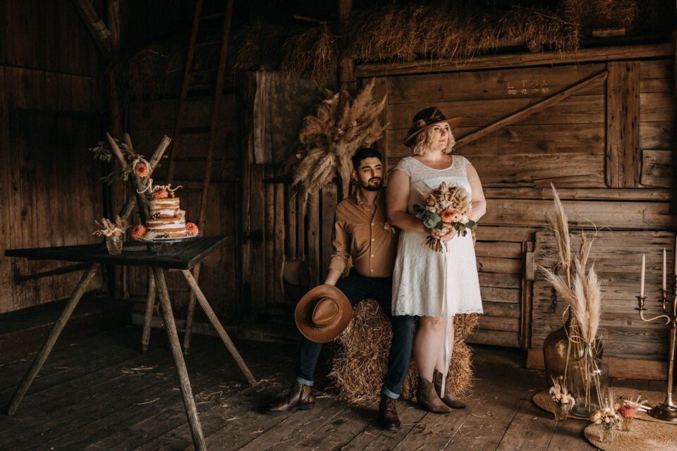 Western Hochzeit, Inspiration mit Brautpaar in der Scheune