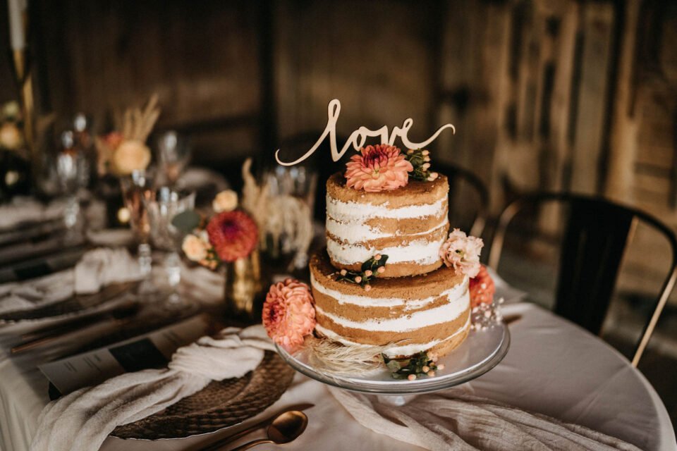 Naked Cake, zweistöckige Hochzeitstorte mit Holtopper "love"