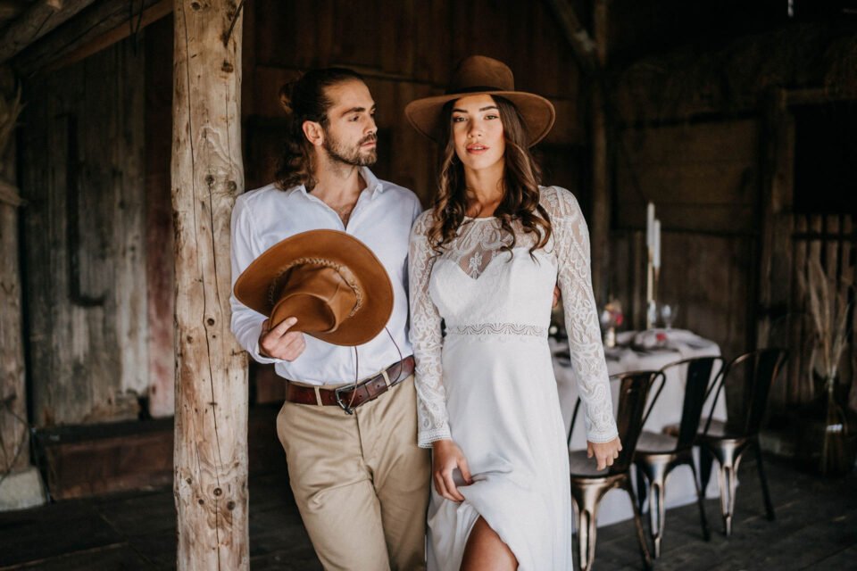 Zweites Brautpaar mit Cowboyhüten bei Country Inspiration