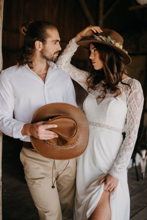 Western Hochzeit, Brautpaar mit Cowboyhüten