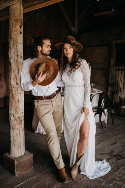 Western Hochzeit, lässiges Brautpaar mit Cowboyhüten