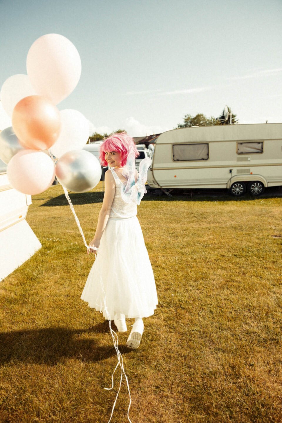 Braut im Brautkleid Zweiteiler mit Luftballons 