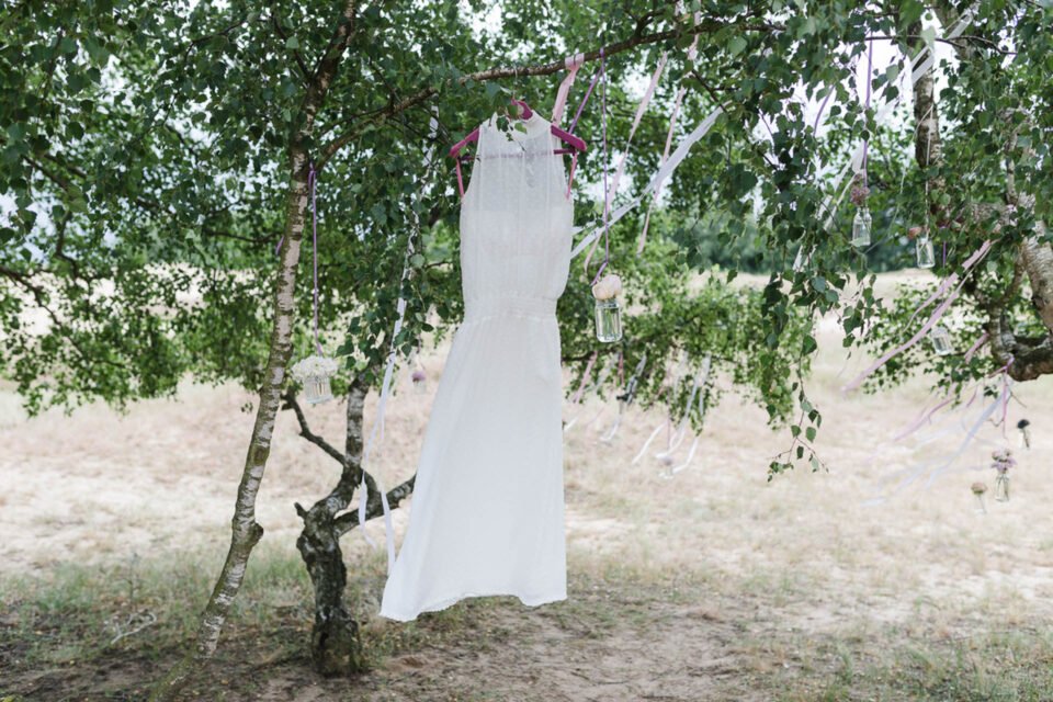 Boho Brautkleid hängtam Bügel im Baum
