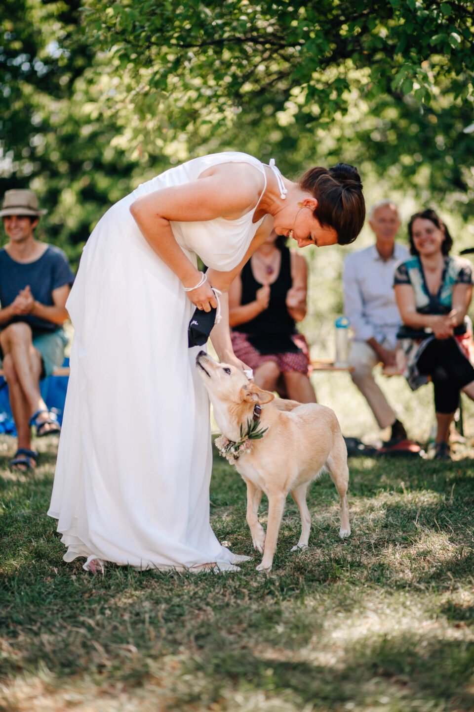 Hund bringt der Braut die Eheringe bei Gartenhochzeit