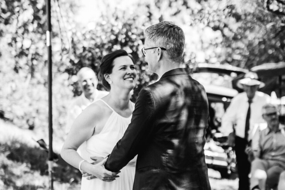 Braut himmelt Bräutigam bei Gartenhochzeit nach Eheversprechen an